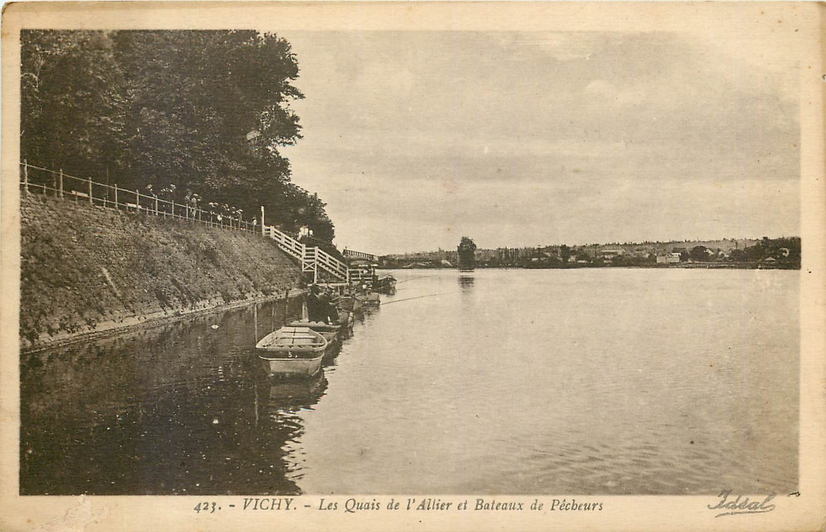 CPA Vichy Les Quais de l'Ailier et Bateaux de Pecheurs 