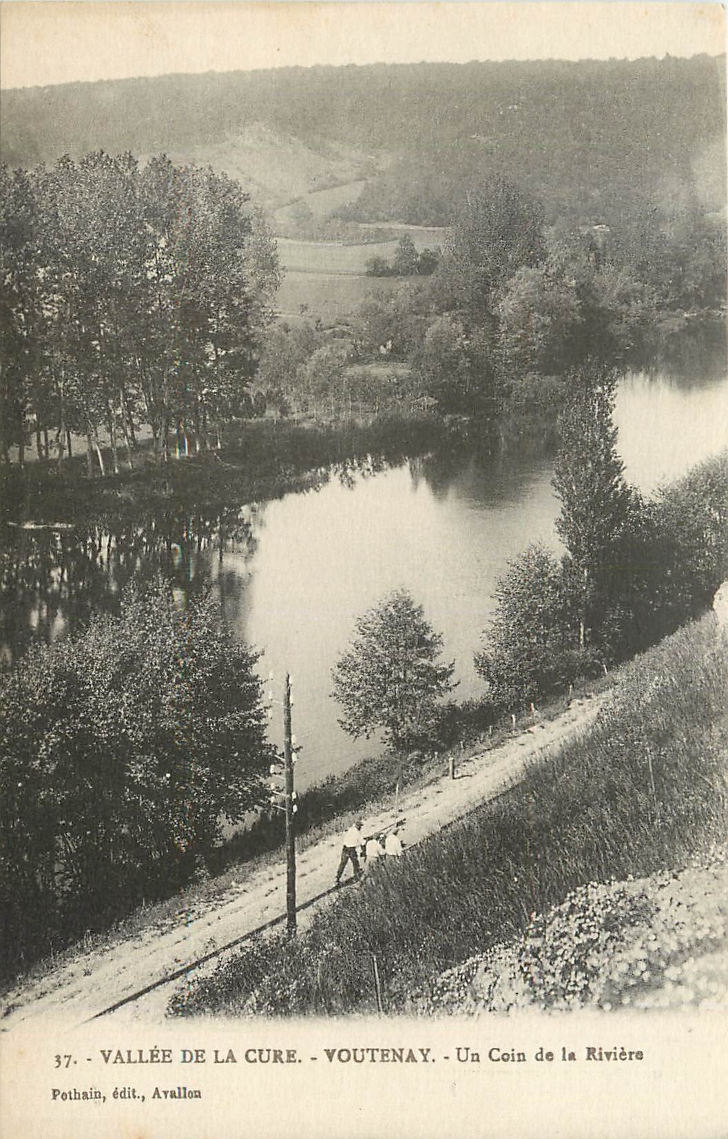 CPA Vallee de la Cure Voutenay Un Coin de la Riviere 