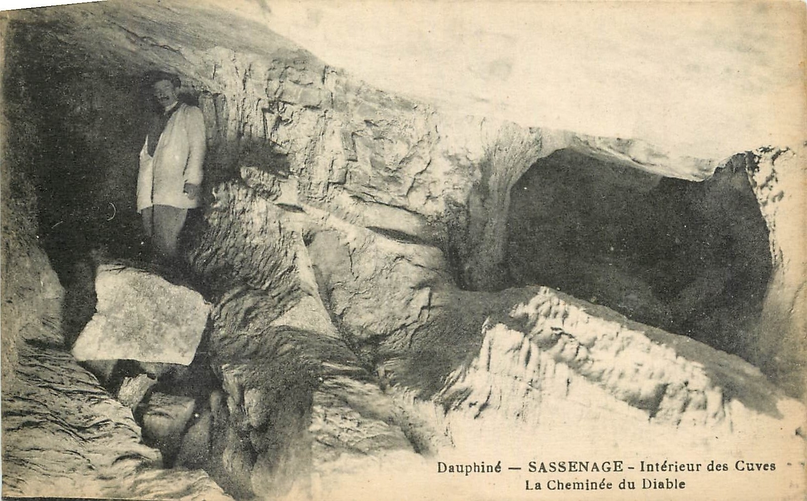 CPA Dauphine Sassenage interieur des Cuves la Cheminee du Diable 