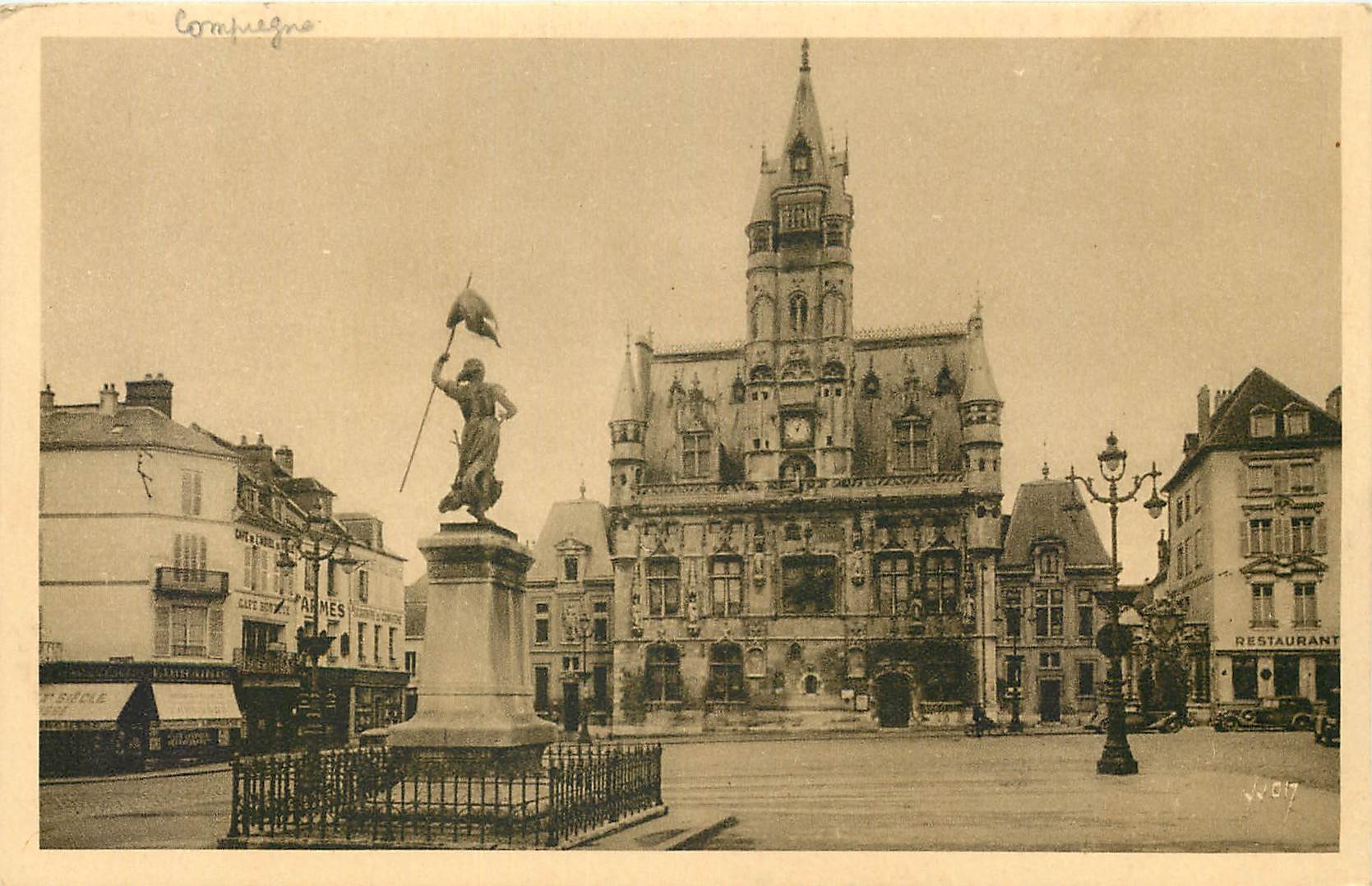 CPA Compiegne Oise Place de l'Hotel de Ville 
