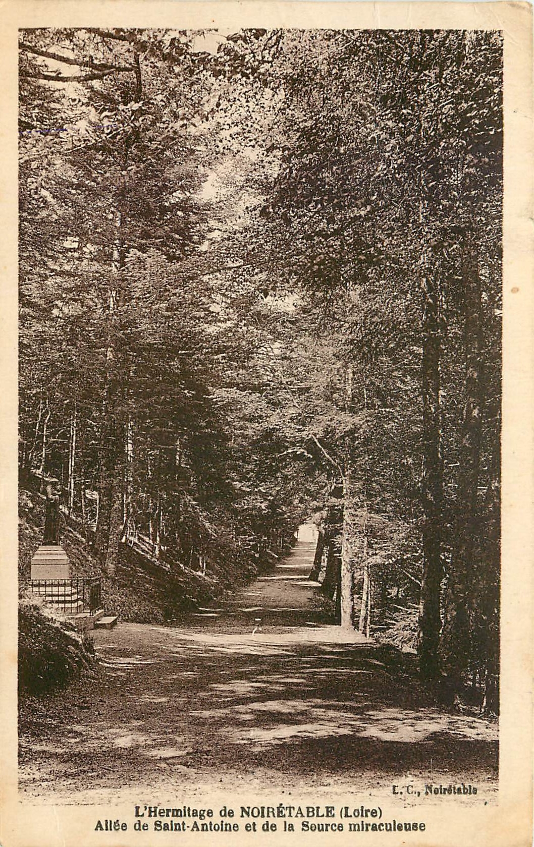 CPA L'Hermitage de Noiretable Loire Allee de Saint Antoine et de la Source Miraculeuse 