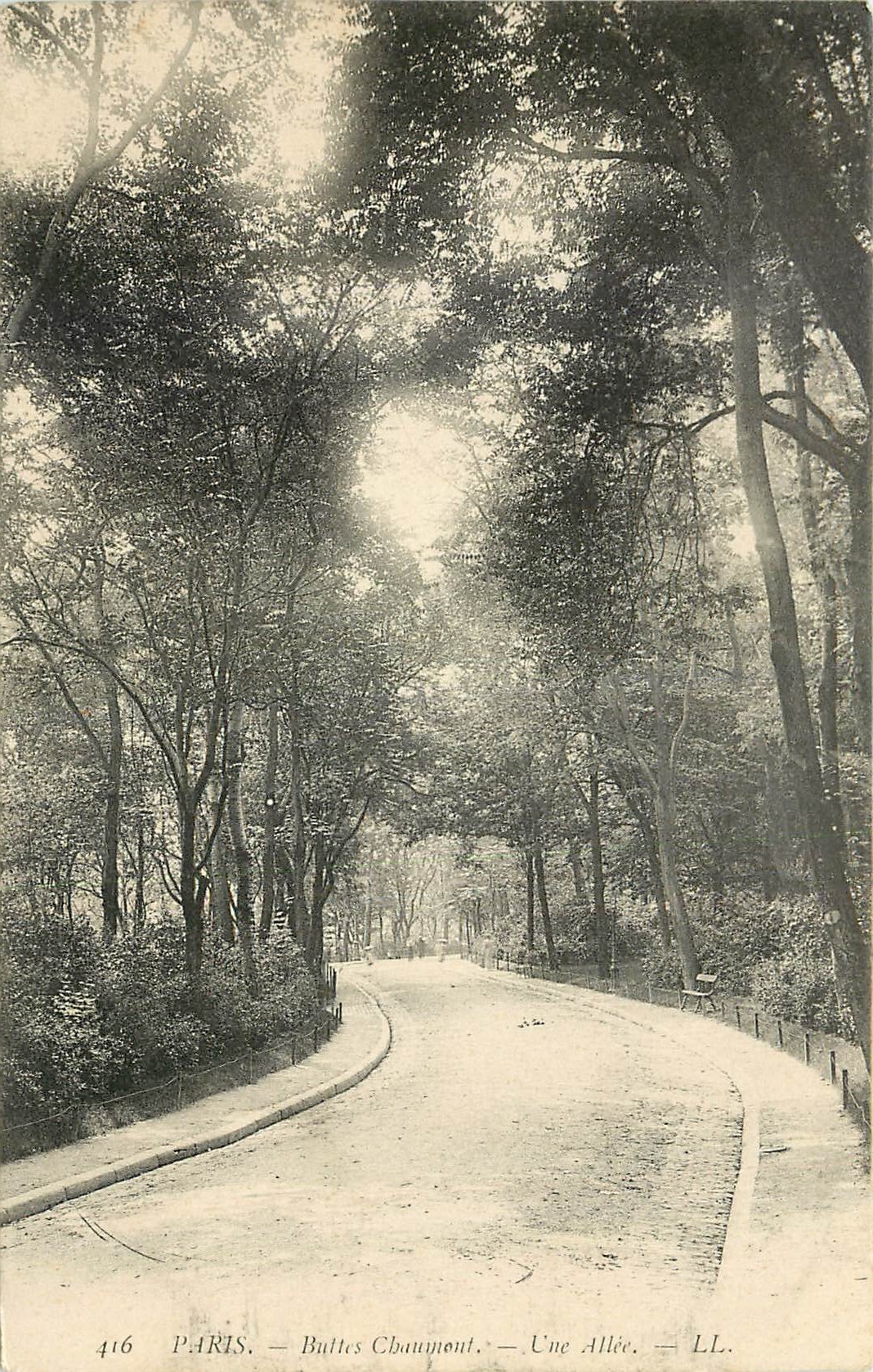 CPA Paris les Buttes Chaumont une Allee 