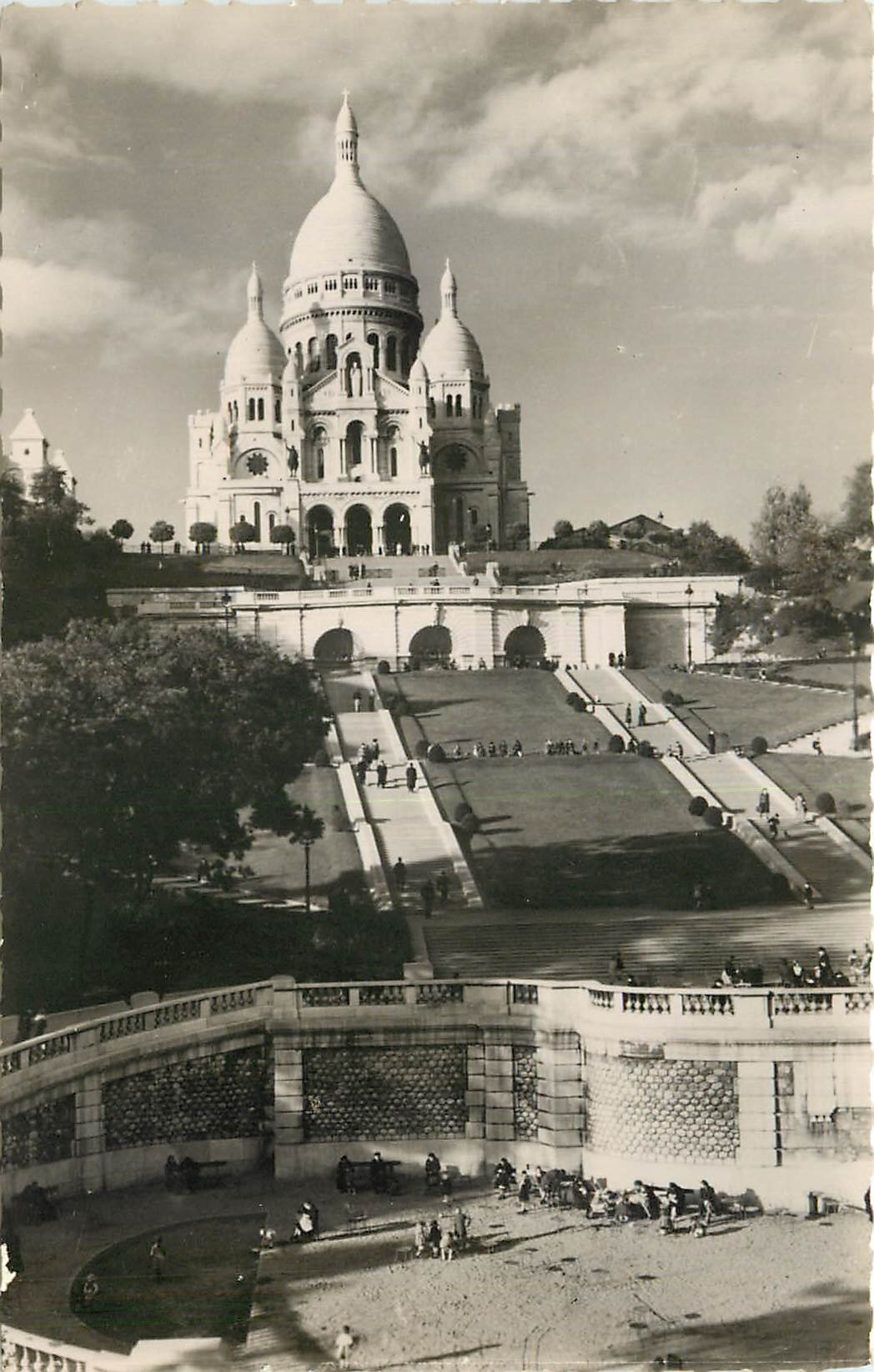 CPA Paris le Sacre Coeur et le Square St Pierre 