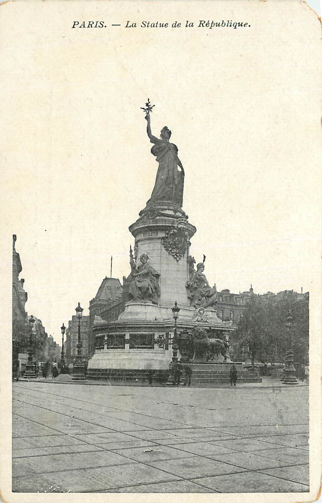 CPA Paris la Statue de la Republique 