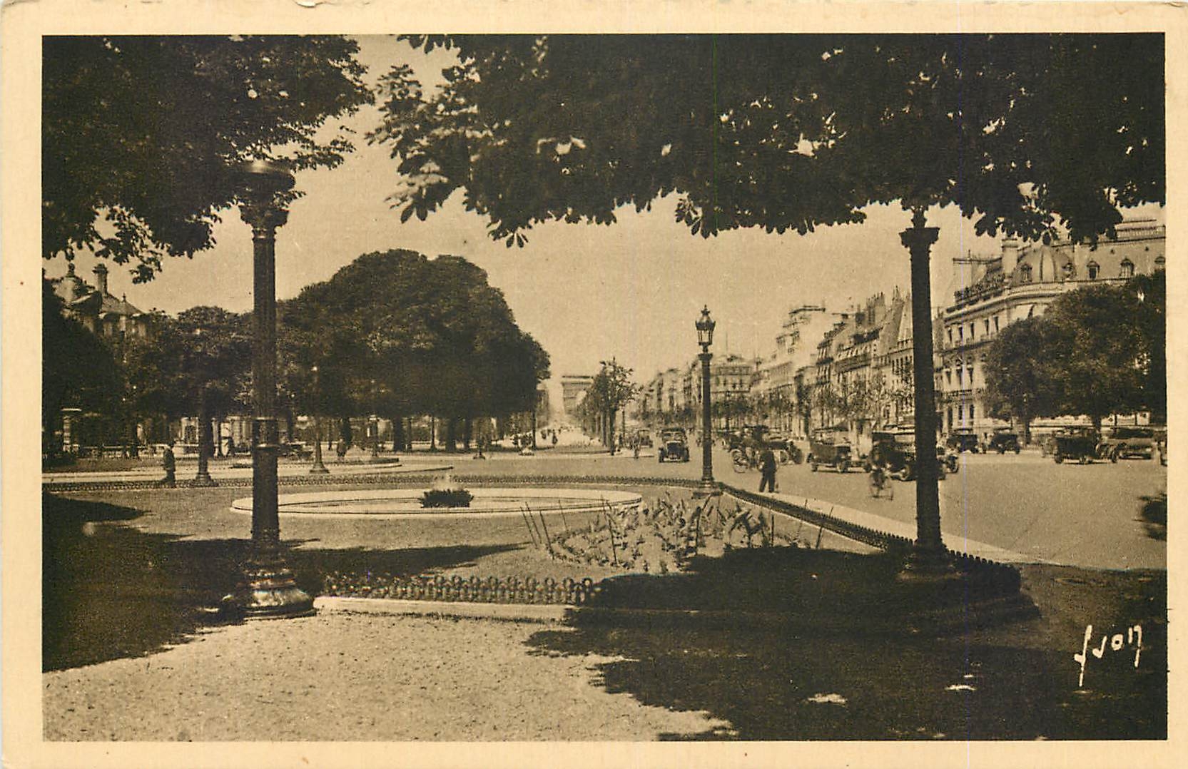 CPA Paris en flanant le Rond Point des Champs Elysees 