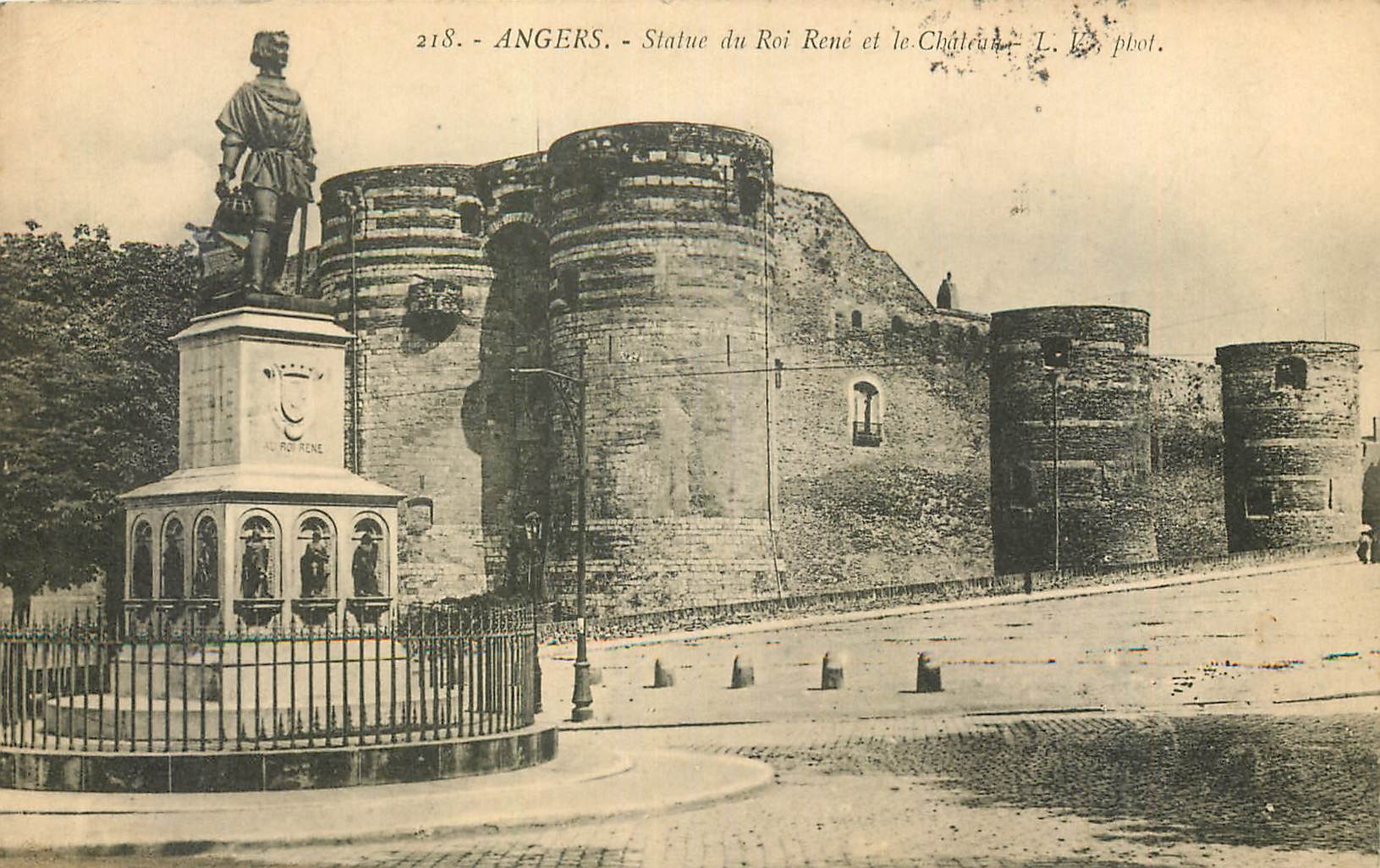 CPA Angers Statue du Roi Rene et le Chateau 