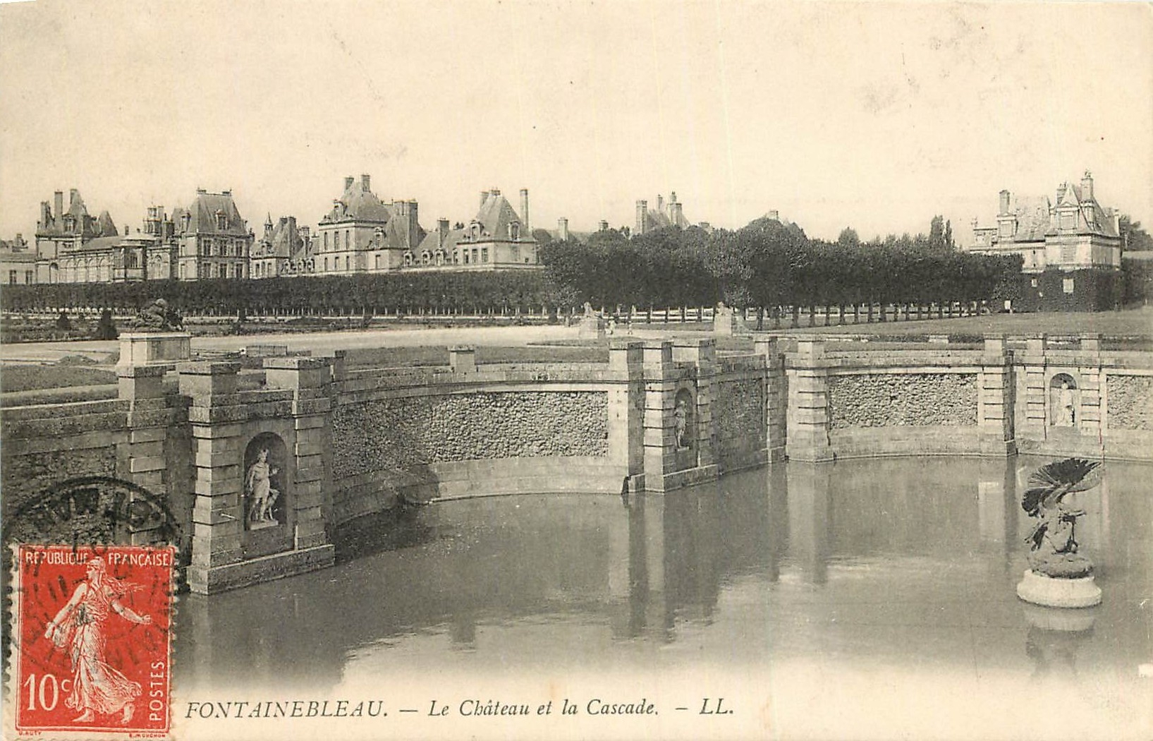 Fontainebleau — Le Château et la Cascade — LL.