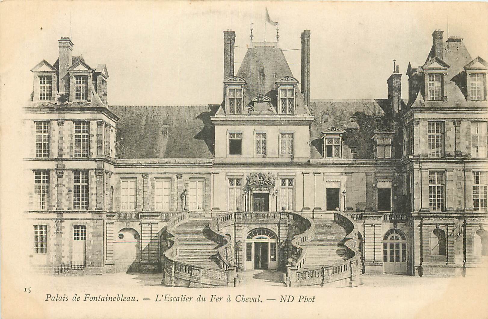 Palacio de Fontainebleau — La Escalera del Caballo — ND Phot