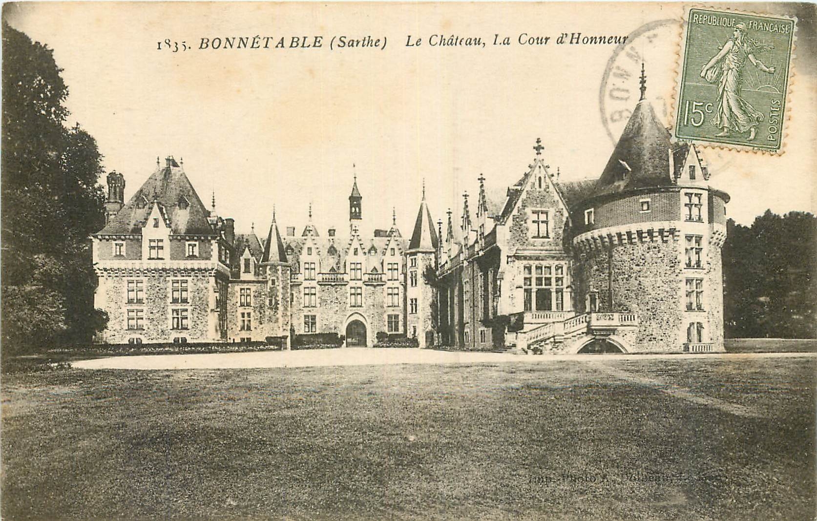 CPA Bonnetable Sarthe le Chateau la Cour d'Honneur 