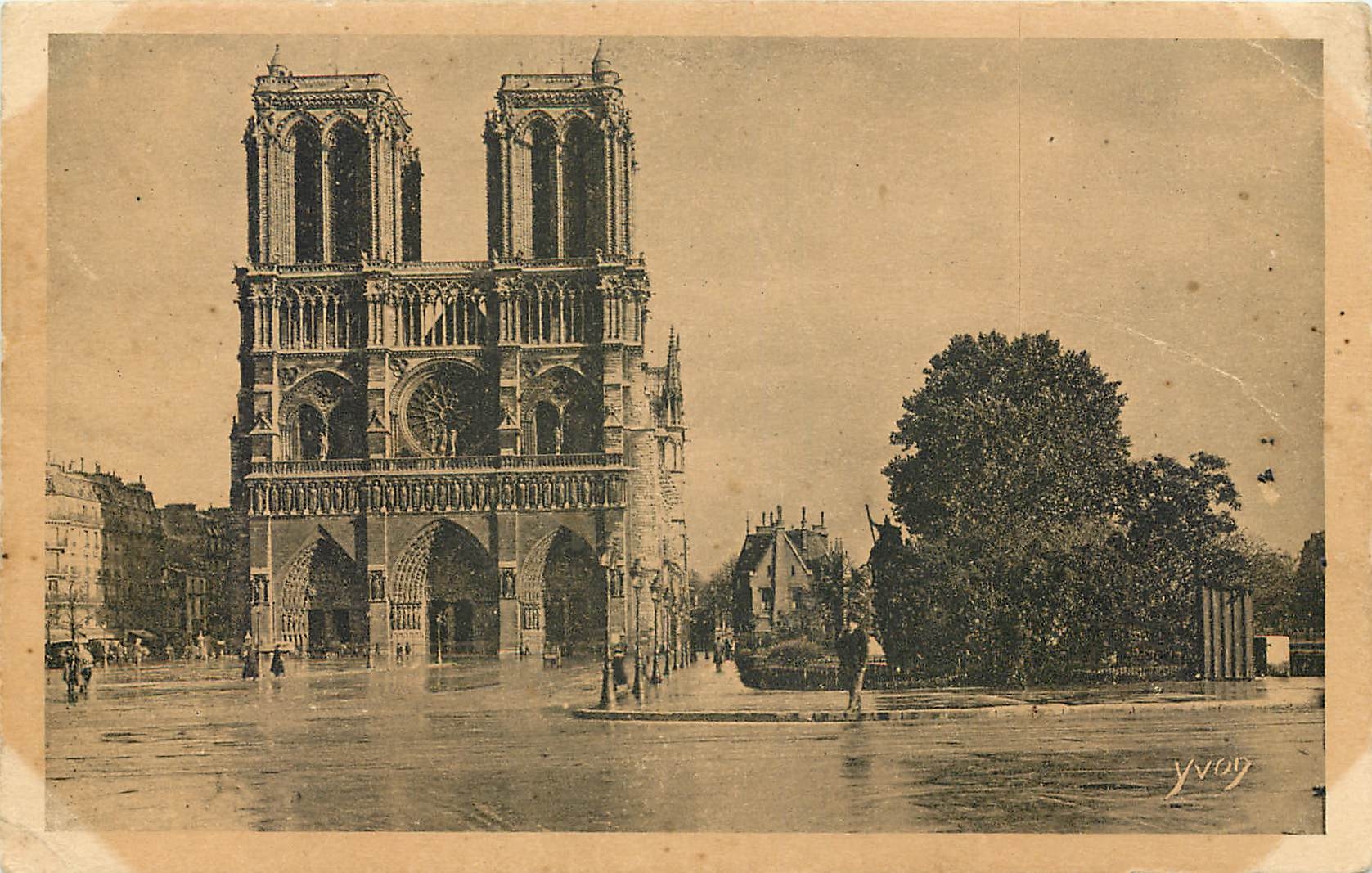 CPA Paris en flanant Le Parvis et la Facade de Notre Dame 