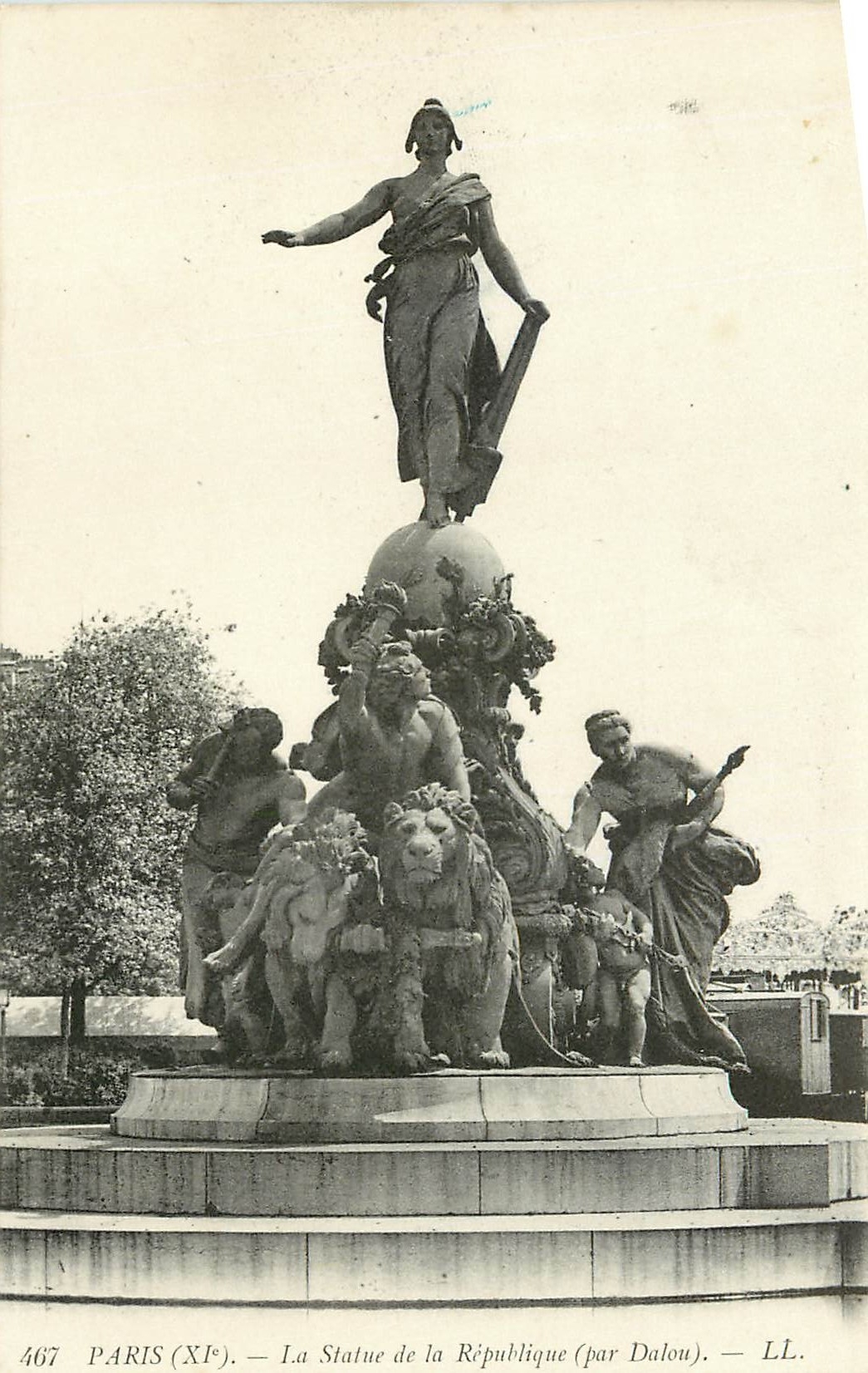 CPA Paris la Statue de la Republique par Dalou Lion