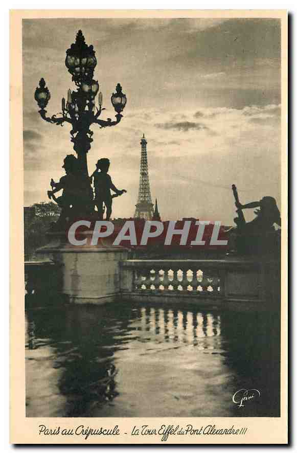 CPA Paris au Crepuscule la tour Eiffel du Pont Alexandre III 
