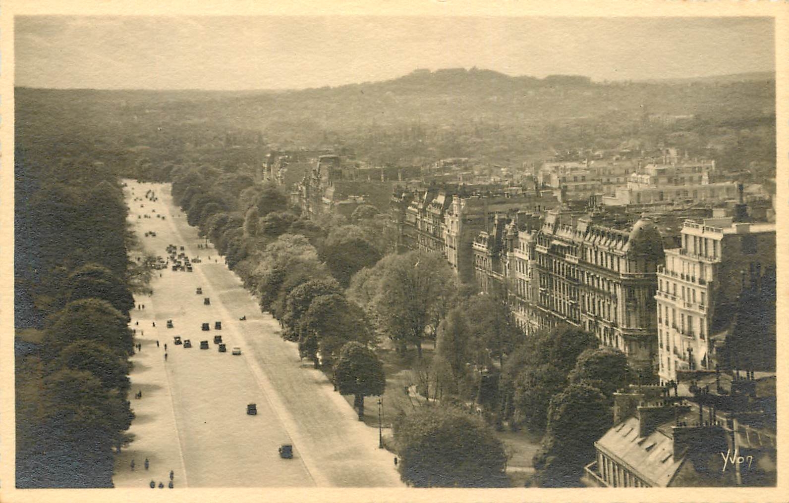 CPA Paris en flanant l'Avenue Foch et le Mont Valerien 