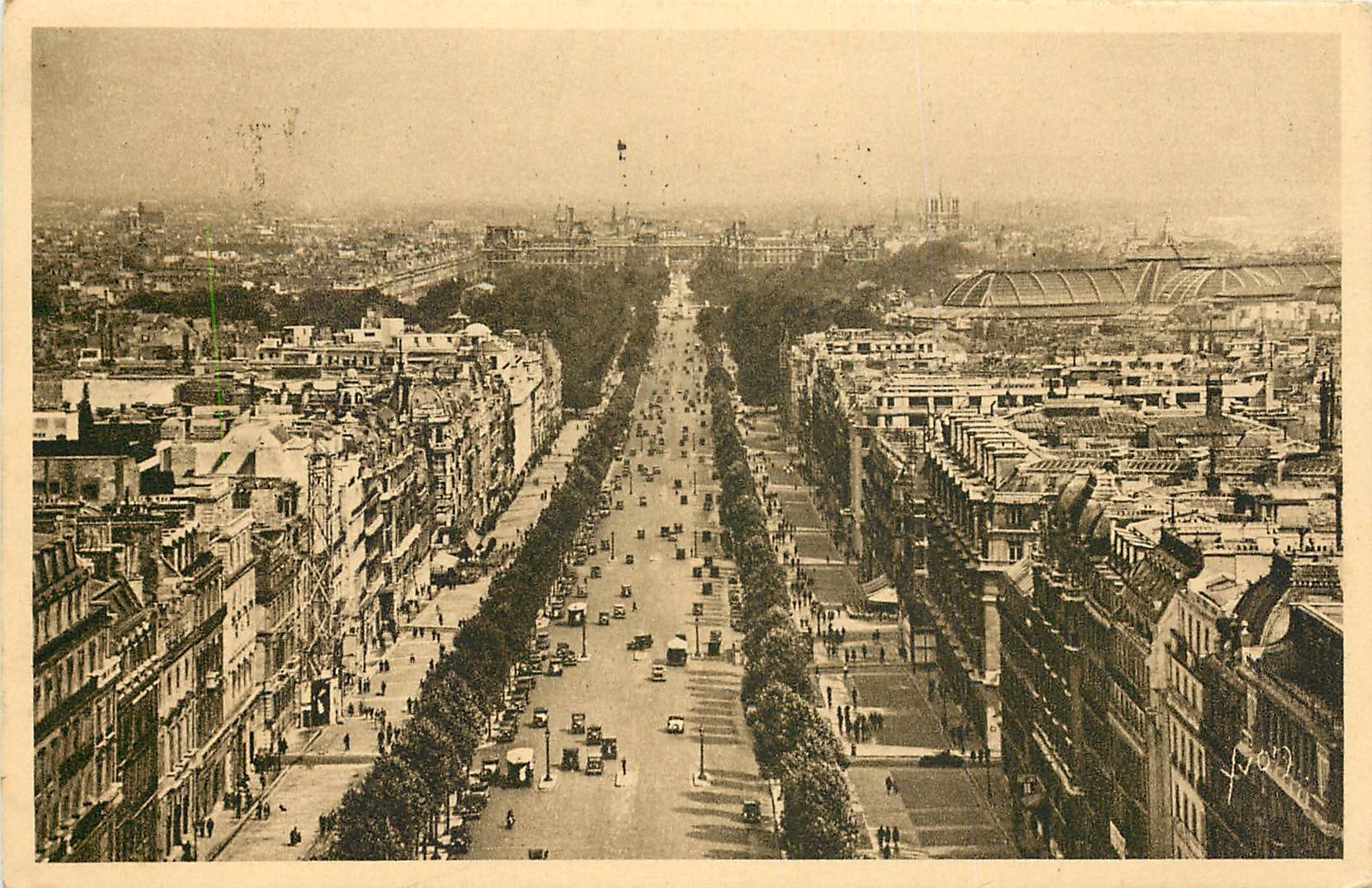 CPA Paris en flanant l'avenue des Champs Elysees vue de l'Arc de triomphe 
