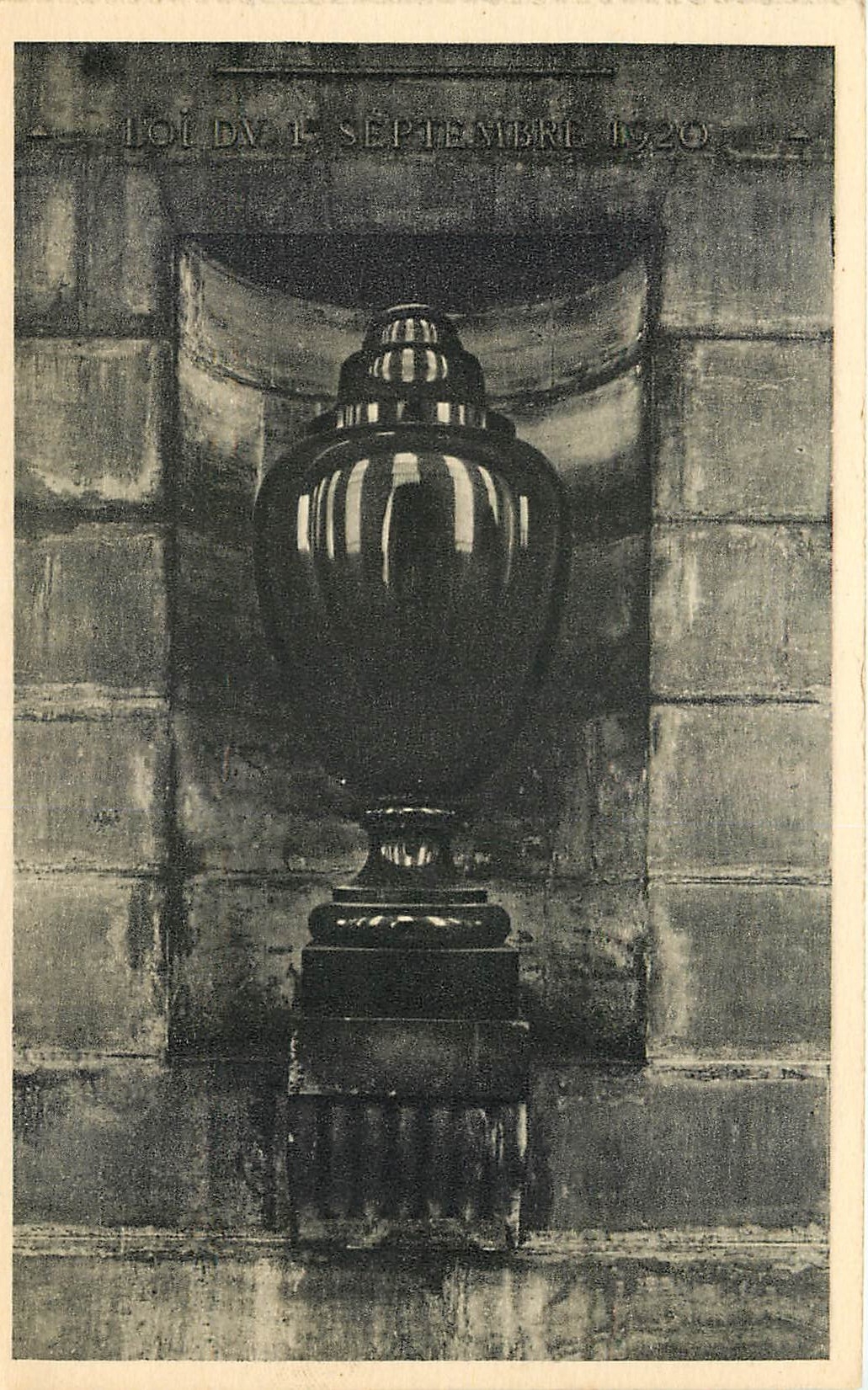 CPA Paris Le Pantheon Urne funeraire du Coeur de Gambetta 