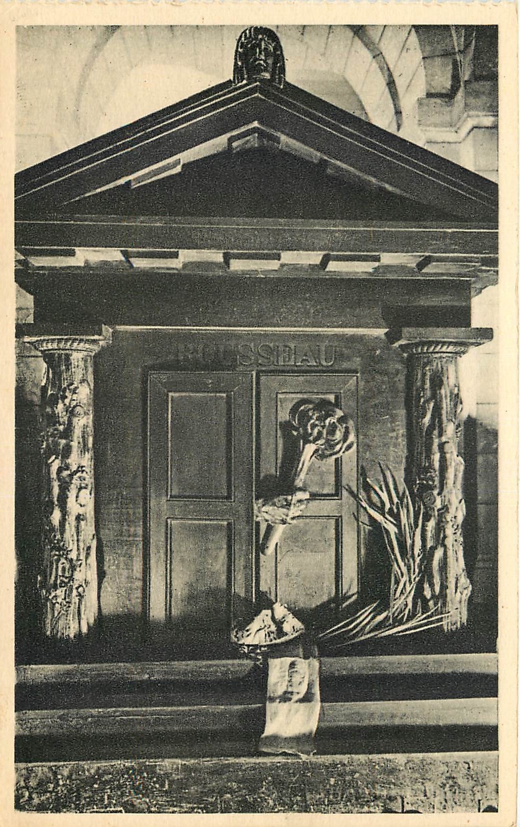 CPA Paris Le Pantheon Tombeau de Jean Jacques Rousseau 