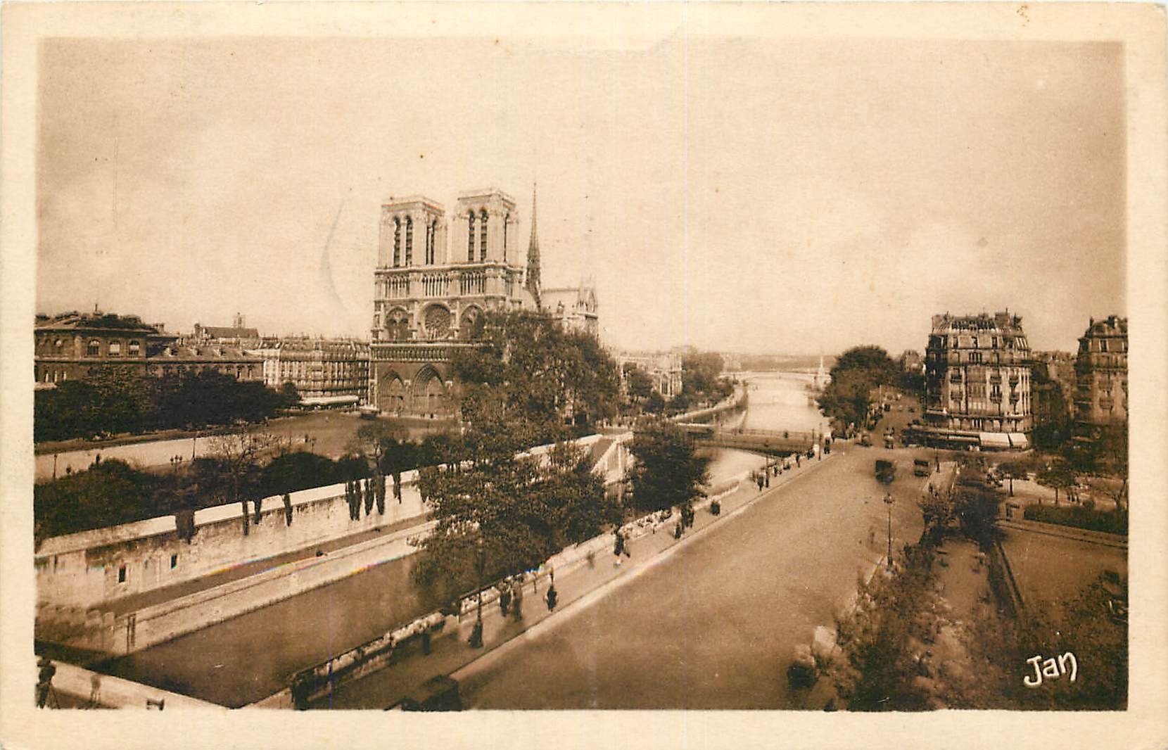 CPA Paris Vue sur le Quai de Montebello Notre Dame 