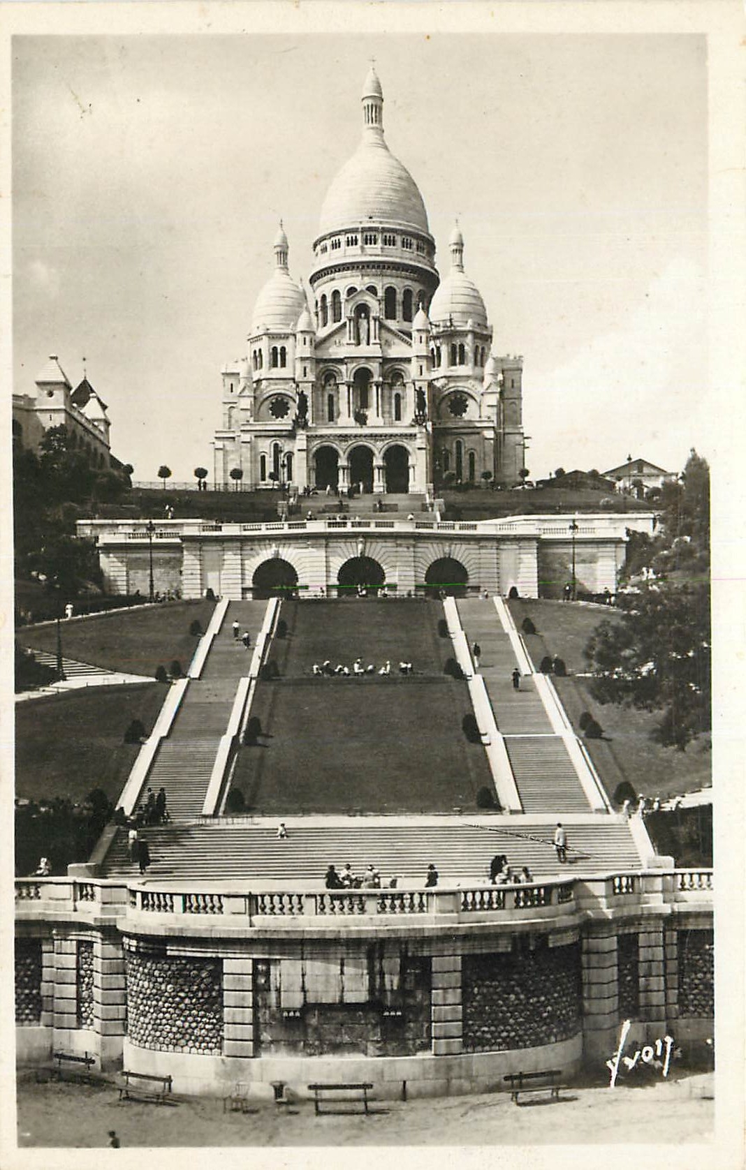 CPA Paris en Flanant Basilique du Sacre Coeur et l'escalier monumental 