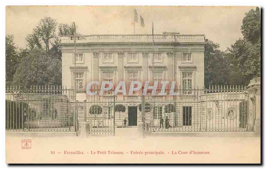 CPA Versailles Le Petit Trianon Entree principale La Cour d'Honneur 