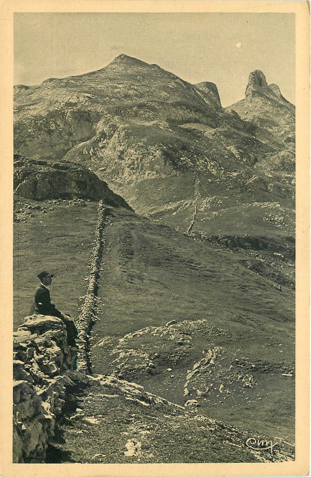 CPA Nos Belles Montagnes Les Pyrenees Frontiere France-Espagne tracee par un mur de pierres seches a