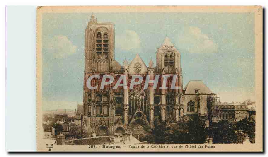 CPA Bourges Facade de la Cathedrale vue de l'Hotel des Postes 