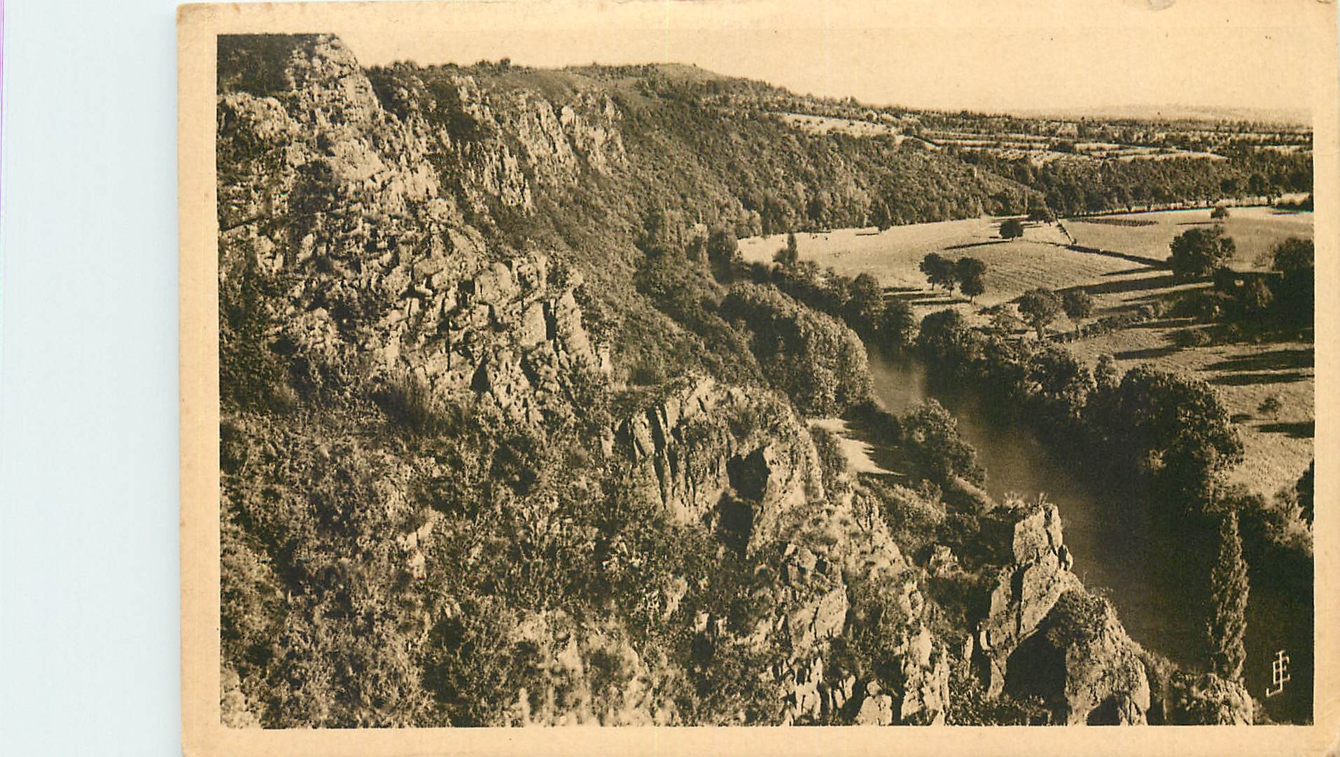 CPA La Suisse Normande Les Rochers des Parcs vue sur l'Orne 