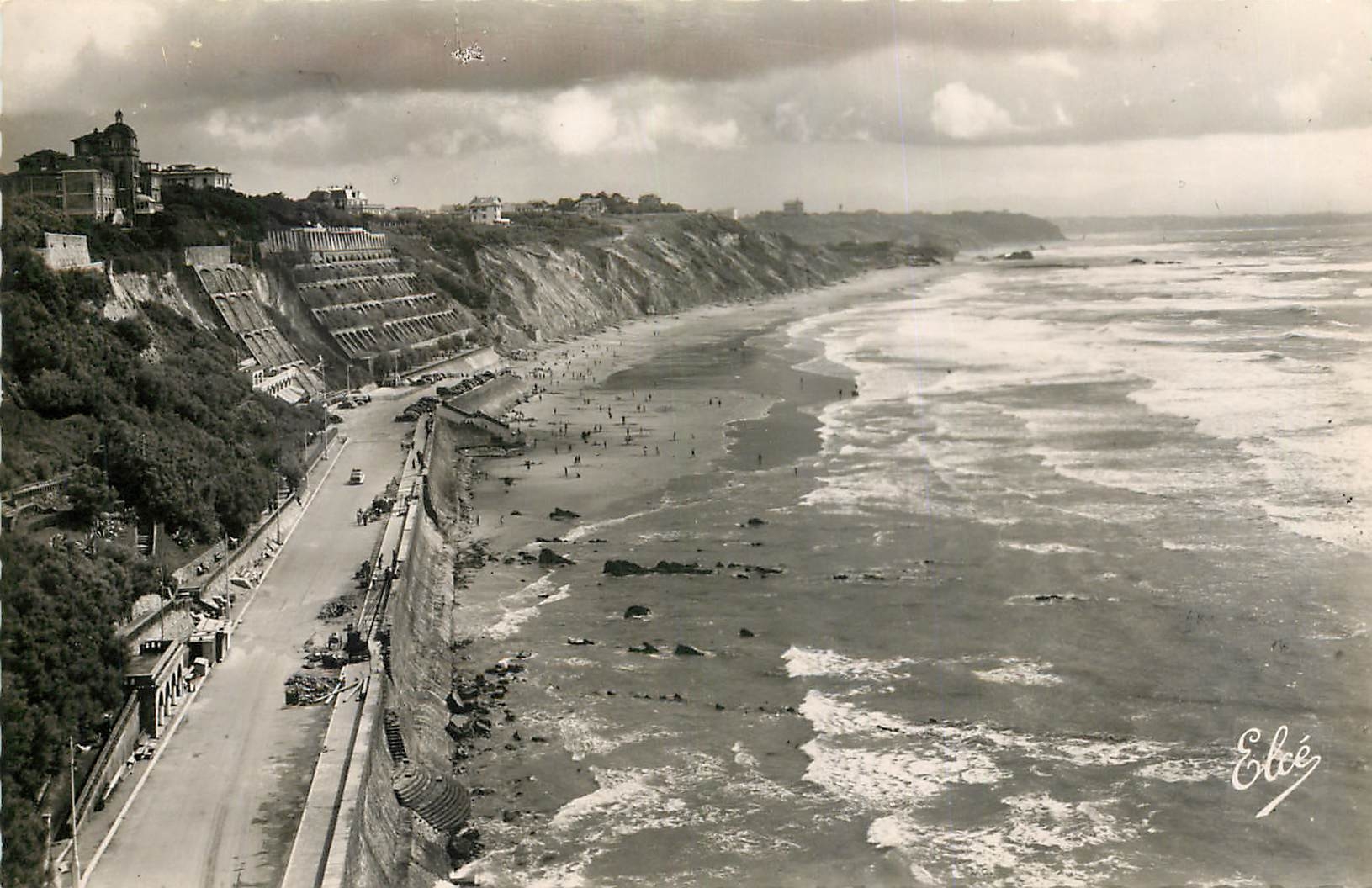 CPA Biarritz Basses Pyrenees La Plage et la Cote des Basques 