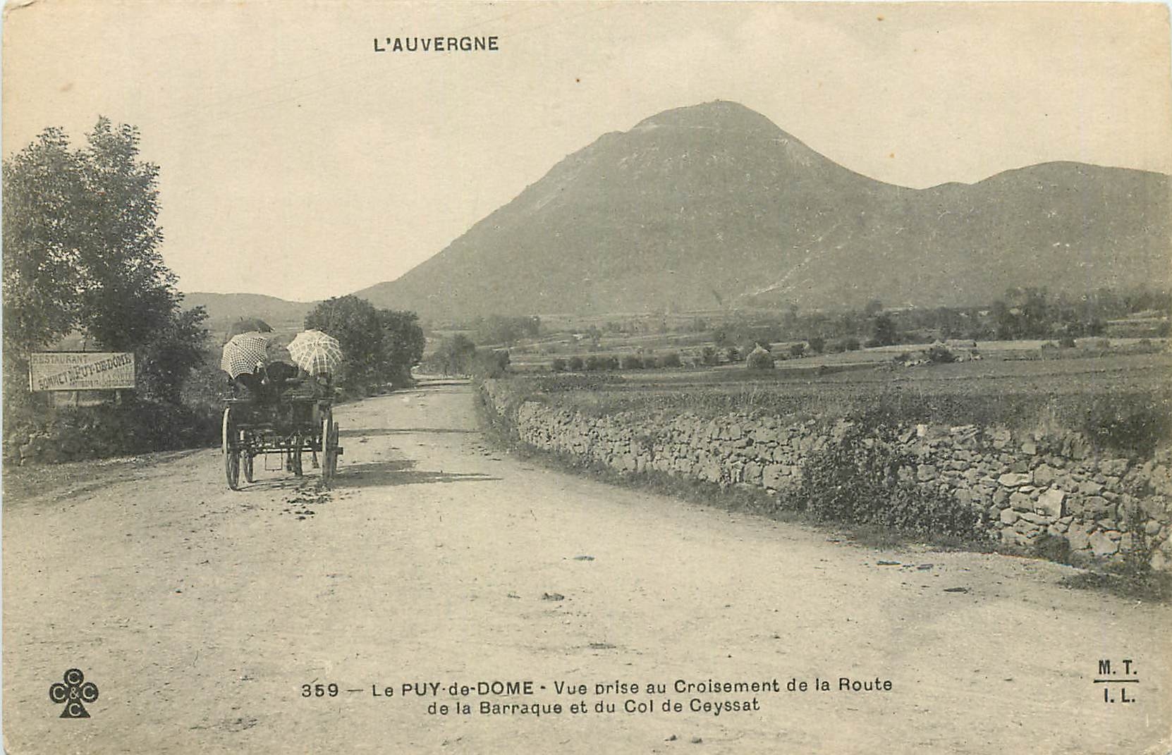 CPA L'Auvergne Le Puy de Dome Vue prise au Croisement de la Route de la Barraque et du Col de Ceyssa