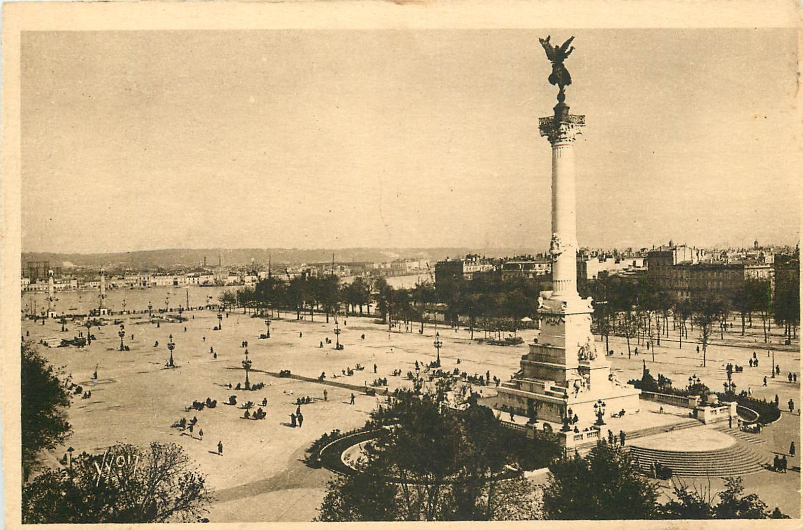 CPA La Douce France Bordeaux Gironde Place des Quinconces et Monument des Girondins 