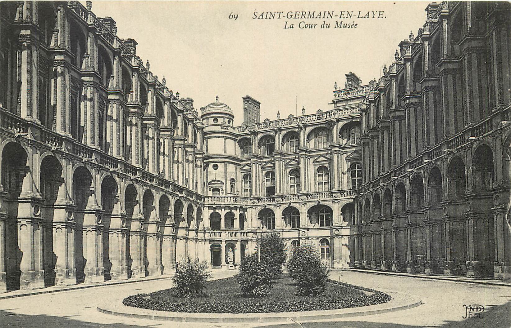 CPA Saint Germain en Laye La Cour du Musee 