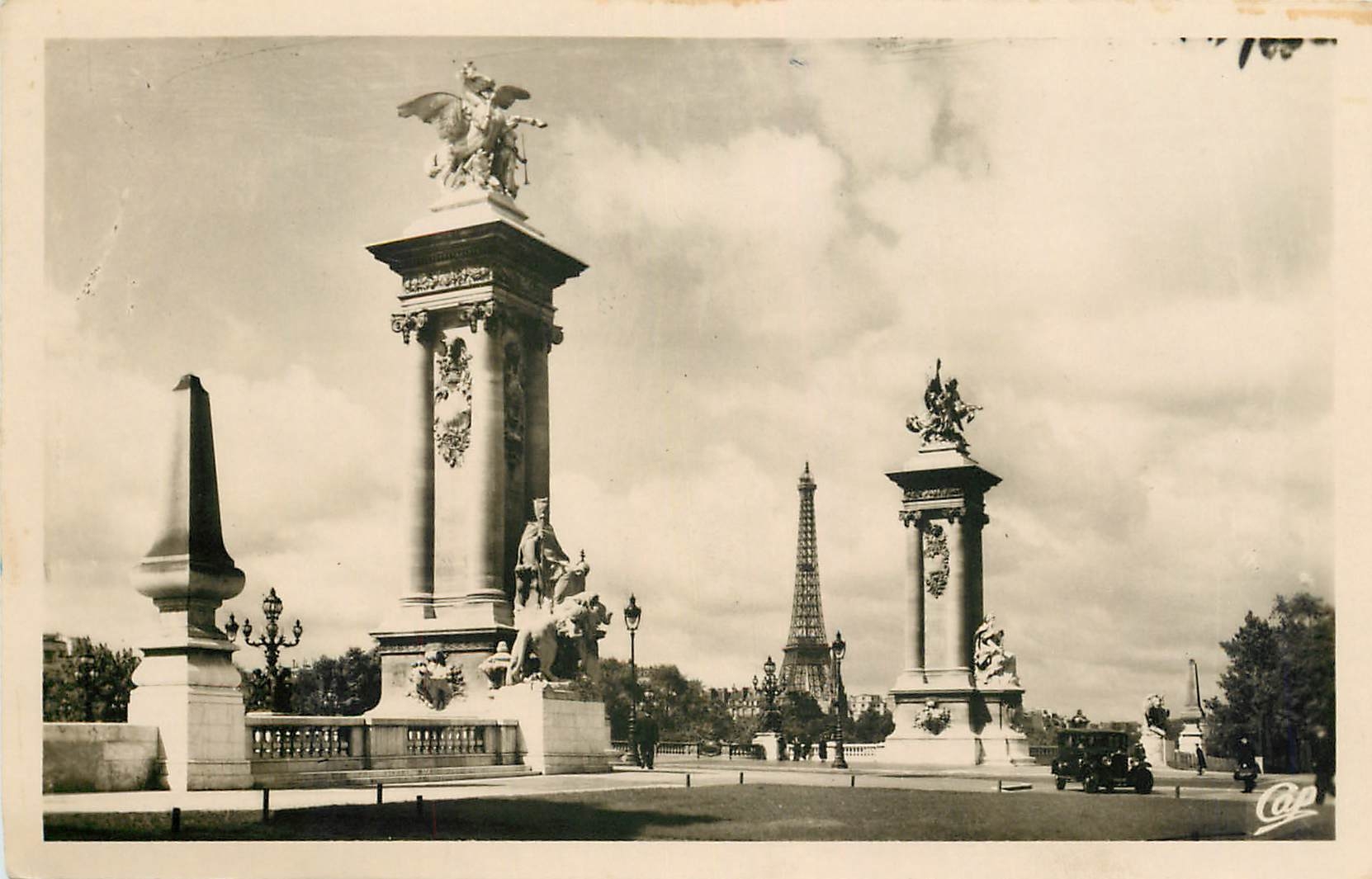 CPA Paris Le Pont Alexandre III et la Tour Eiffel 