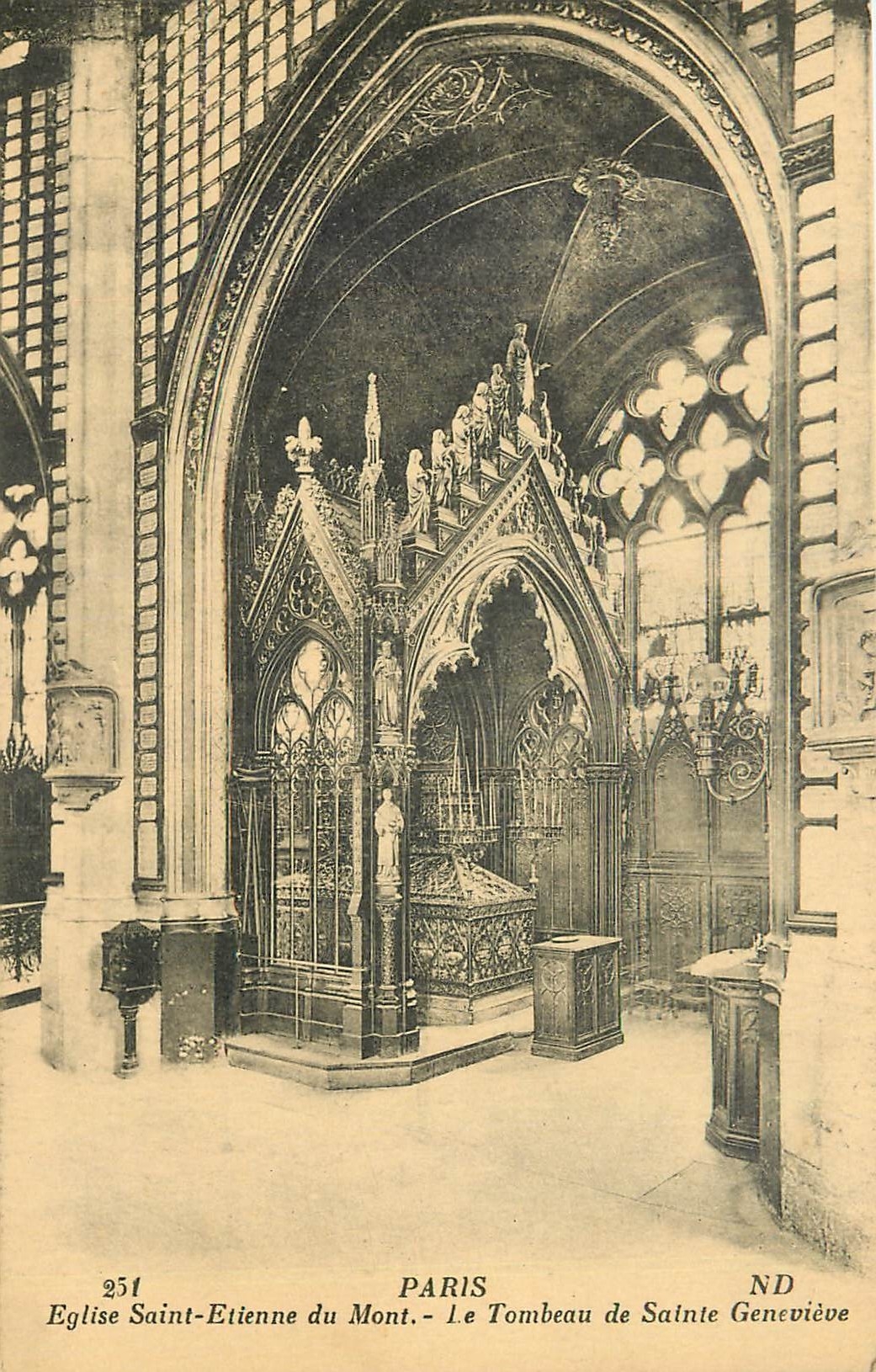 CPA Paris Eglise Saint Etienn du Mont le Tombeau de Sainte Genevieve 