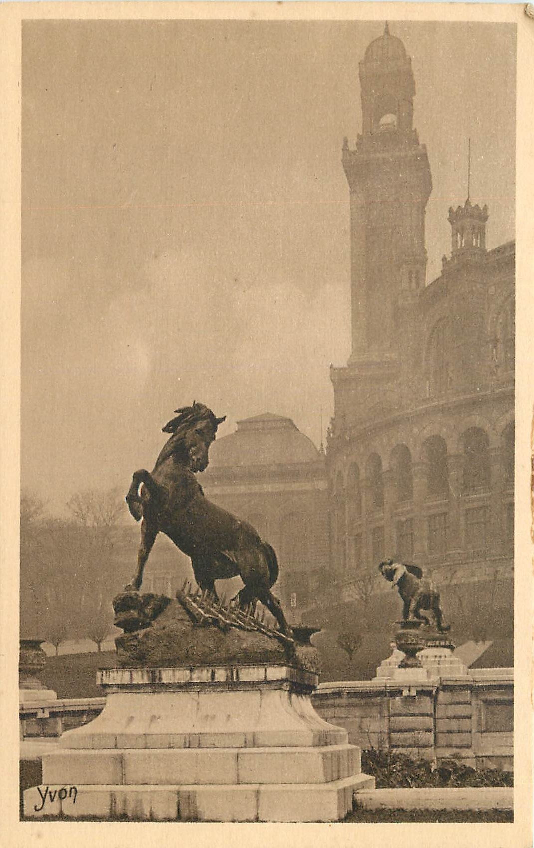 CPA Paris en Flanant Dans les Jardins du Trocadero Cheval Elephant