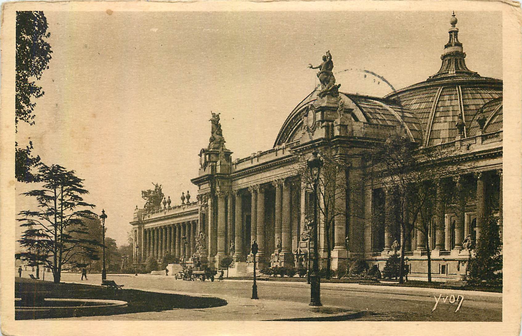 CPA Paris en Flanant le Grand Palais Champs Elysees 