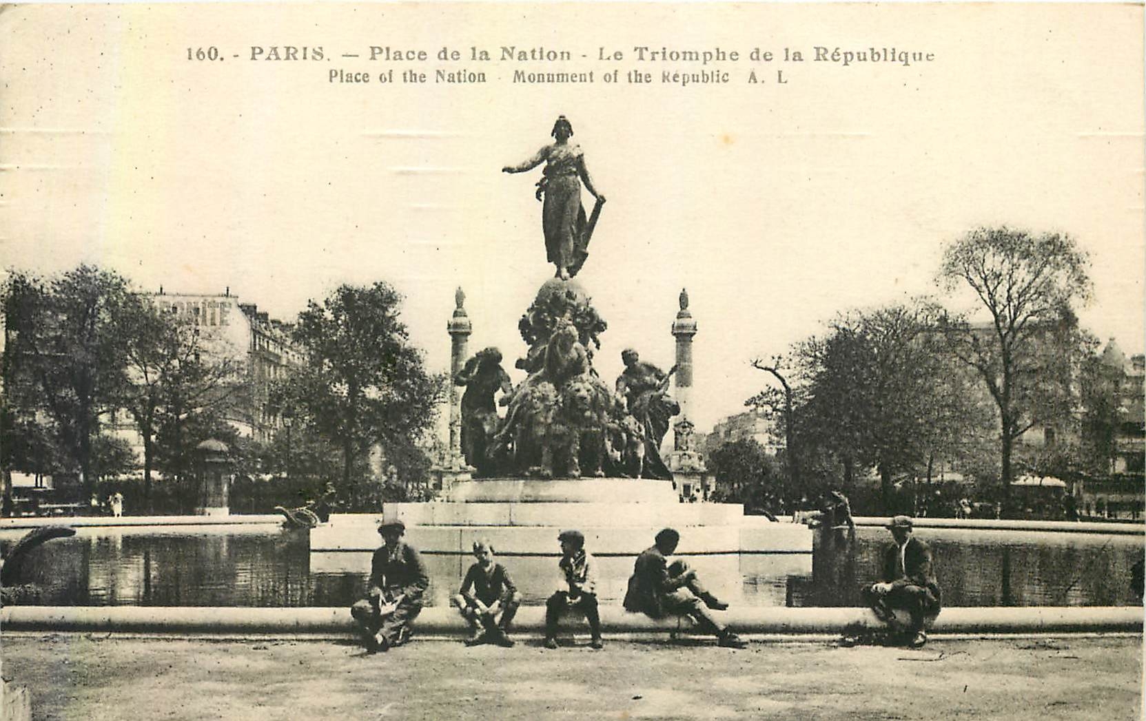 CPA Paris Place de la Nation la Triomphe de la Republique Enfants