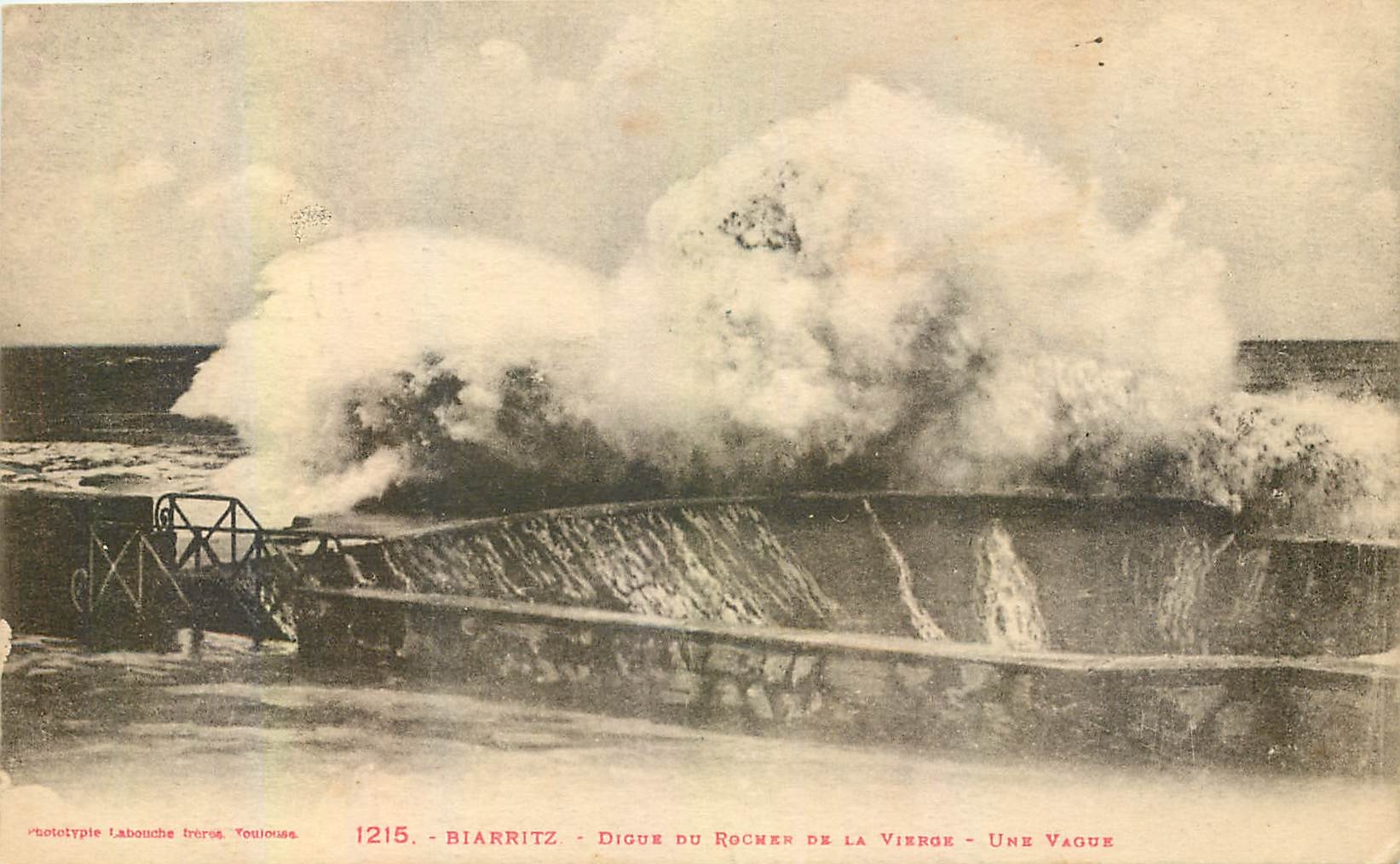 Biarritz - Digue du Rocher de la Vierge - Une Vague — Phototypie Labouche frères Toulouse, n°1215