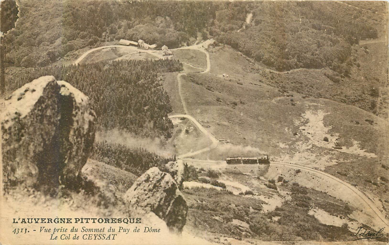CPA L'Auvergne Pittoresque vue prise du Sommet du Puy de Dome le Col de Ceyssat 