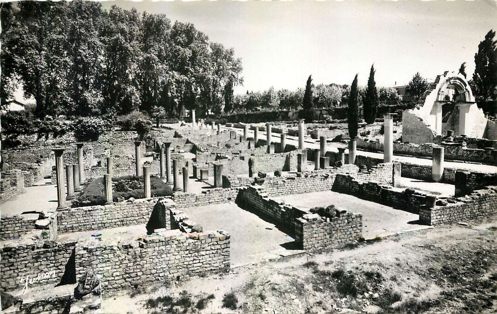Vaison-la-Romaine — Un Quartier de la Ville Romaine — Rues, Boutiques et Demeures particulières avec Bassins et Jardins Intérieurs — Édition d'Art F. MEXIR — Fabrication Française