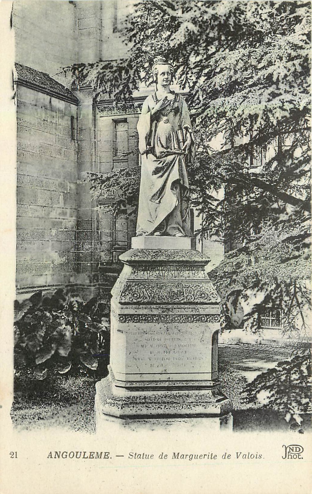 CPA Angouleme Statue de Marguerite de Valois 