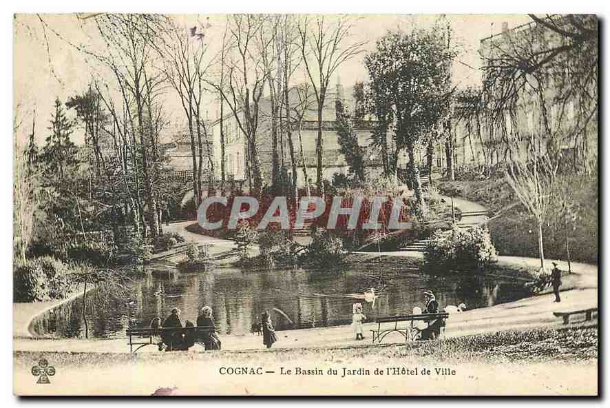 CPA Cognac Le Bassin du Jardin de l'Hotel de Ville 