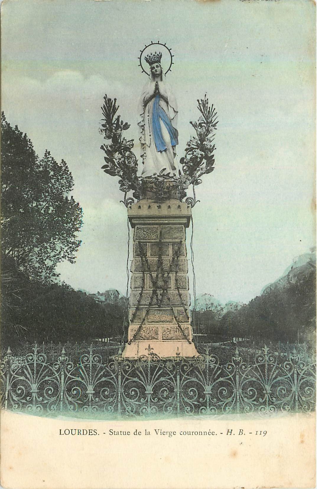 CPA Lourdes Statue de la Vierge Couronnee 