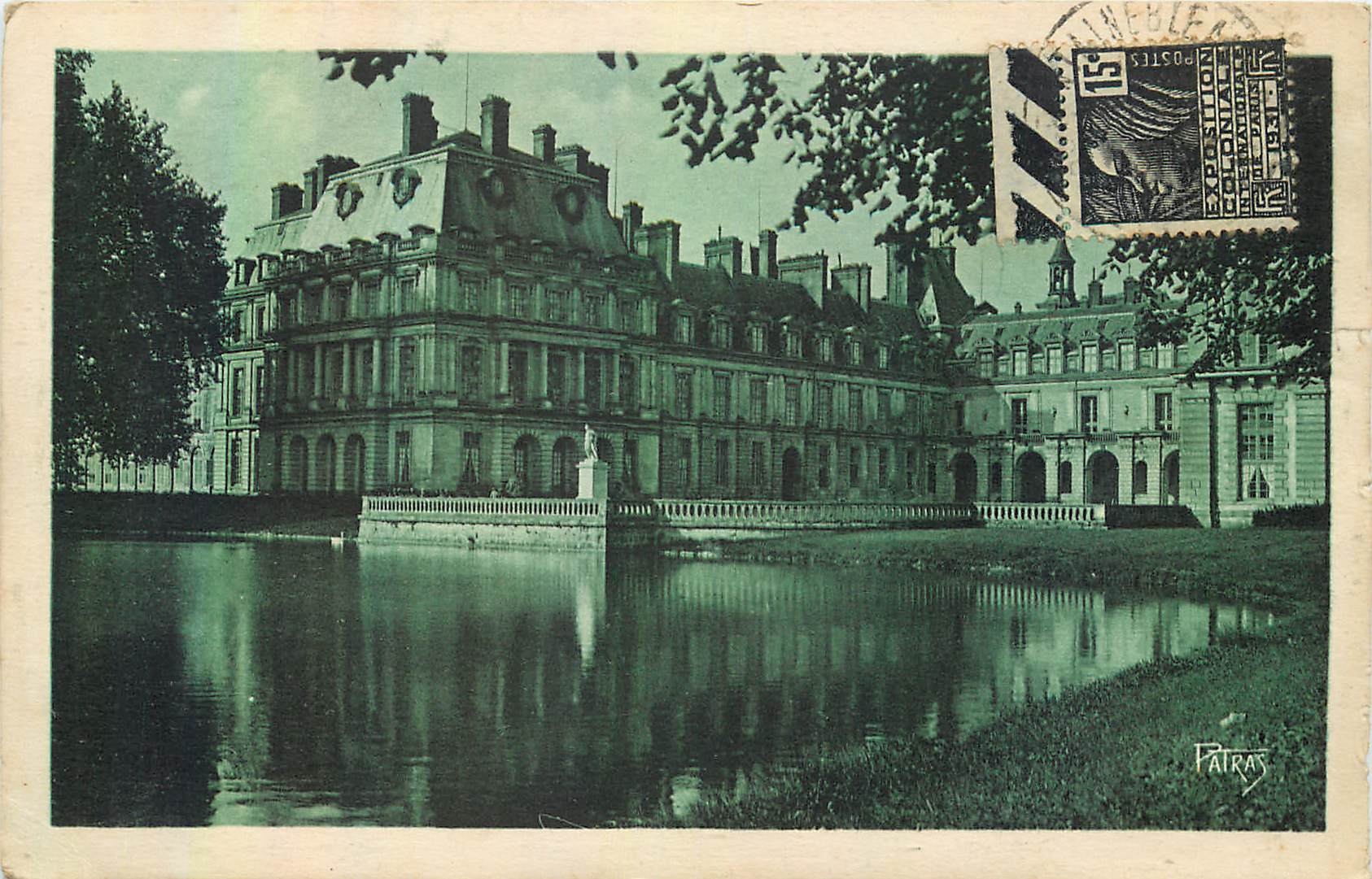 Fontainebleau — Das Schloss vom Karpfenteich aus gesehen — Foto Patras