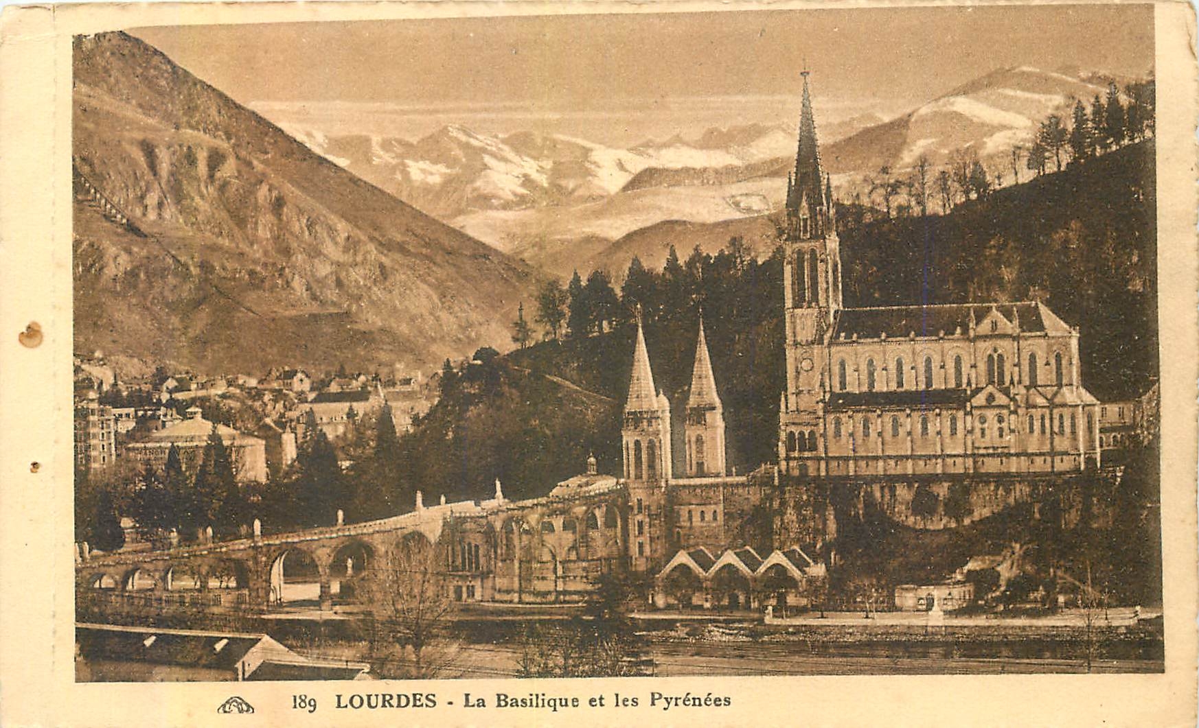 CPA Lourdes La Basilique et les Pyrenees 