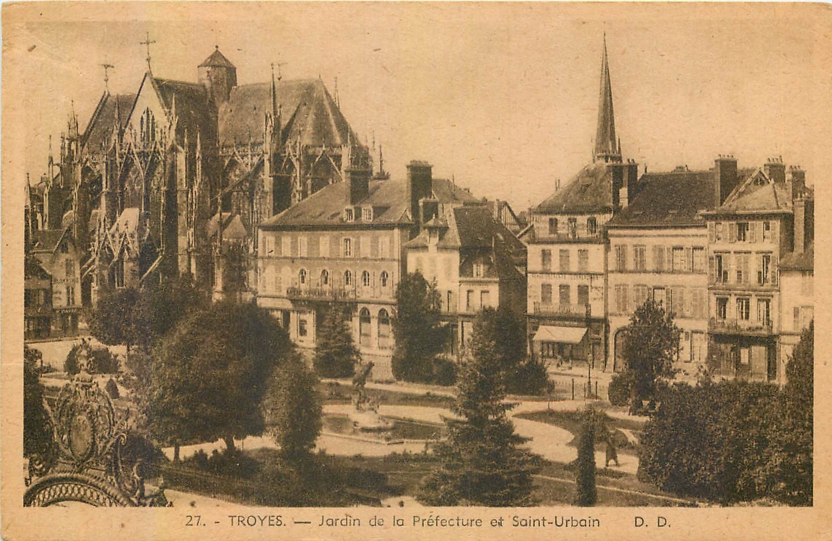 CPA Troyes Jardin de la Prefecture et Saint Urbain 