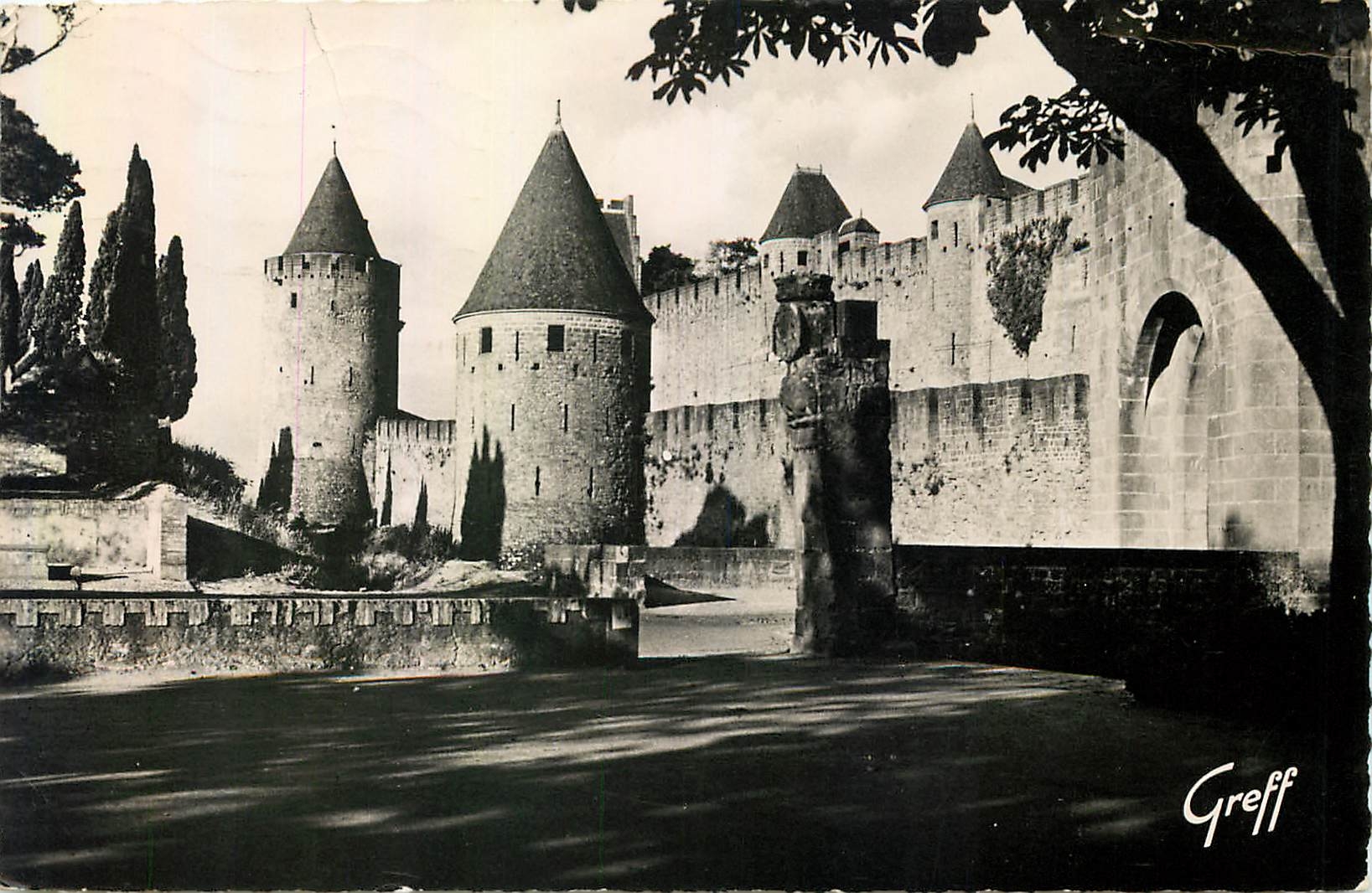 CPA En Languedoc Carcassonne Aude Entree de la Cite buste de Dame Carcas Tours de la Peyre et de Vad