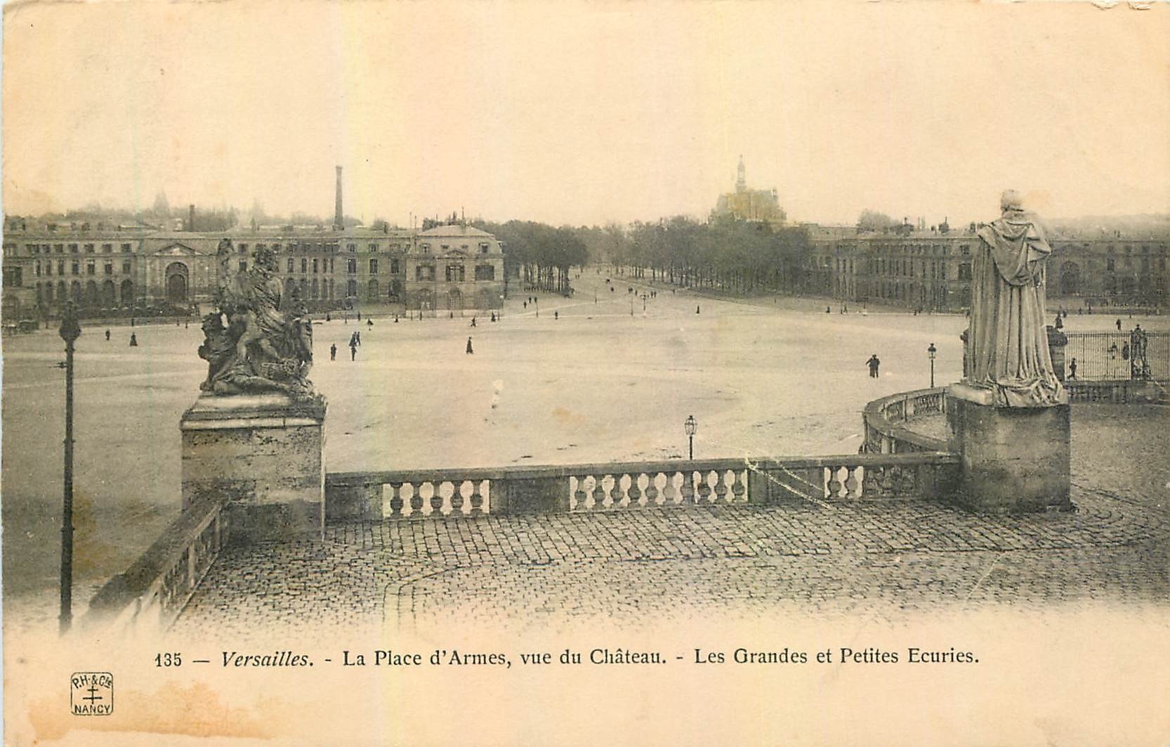 CPA Versailles La Place d'Armes vue du Chateau Les Grandes et Petites Ecuries 