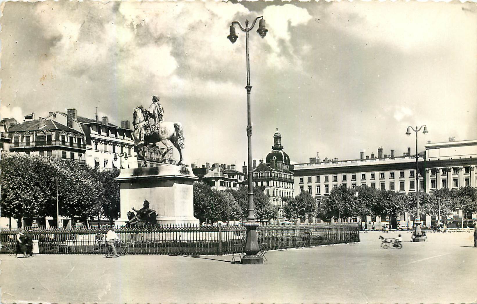 CPA Lyon Place Bellecour Statue de Louis XIV 