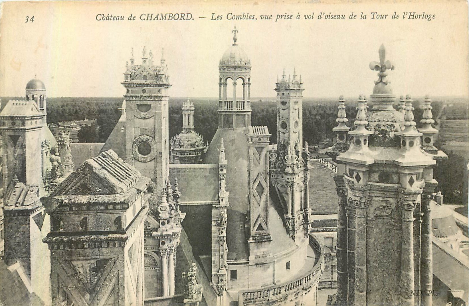 Château de CHAMBORD — Les Combles, vue prise à vol d’oiseau de la Tour de l’Horloge — N.D. Photo