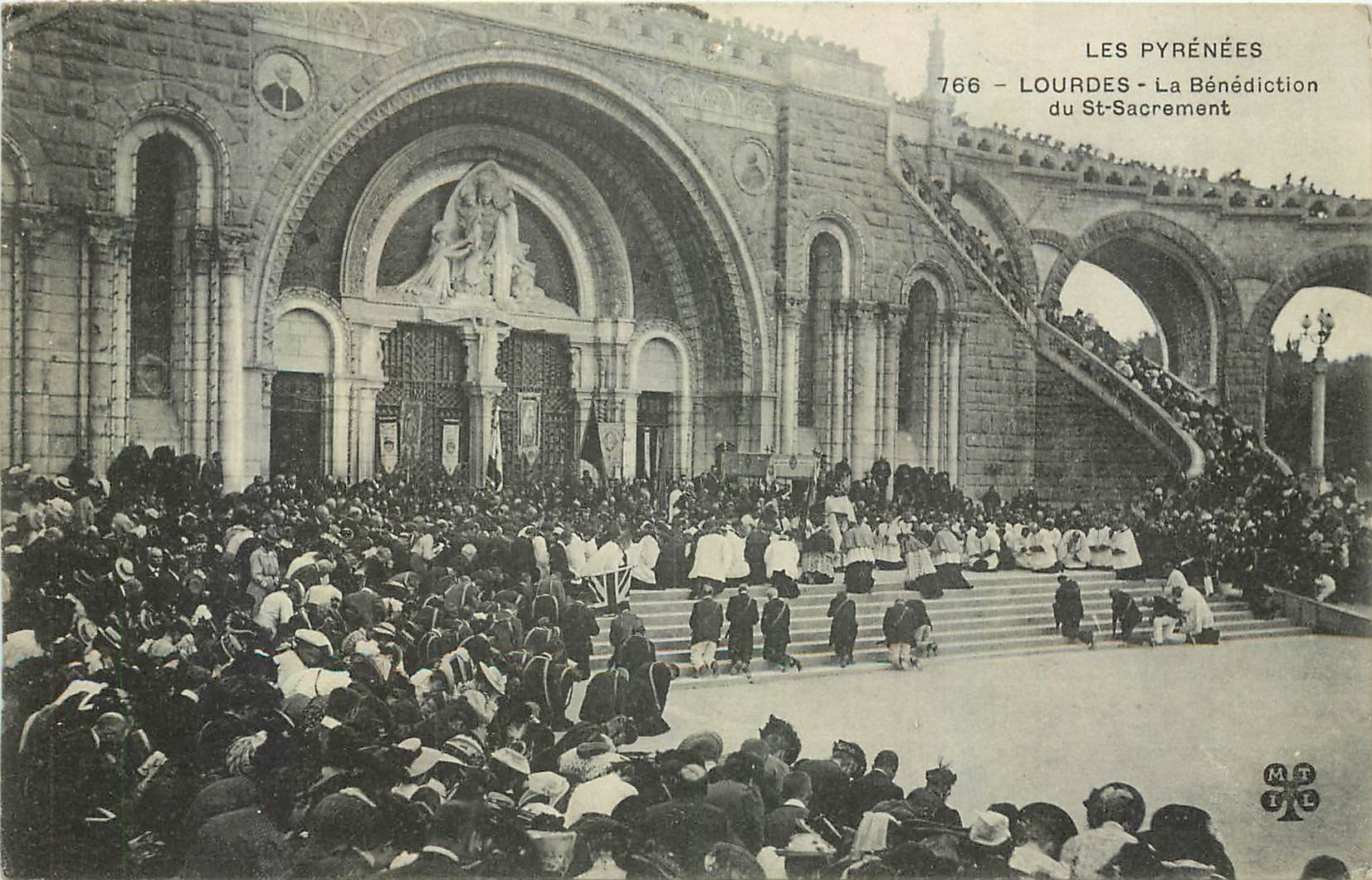 CPA Les Pyrenees Lourdes La Benediction du St Sacrement 