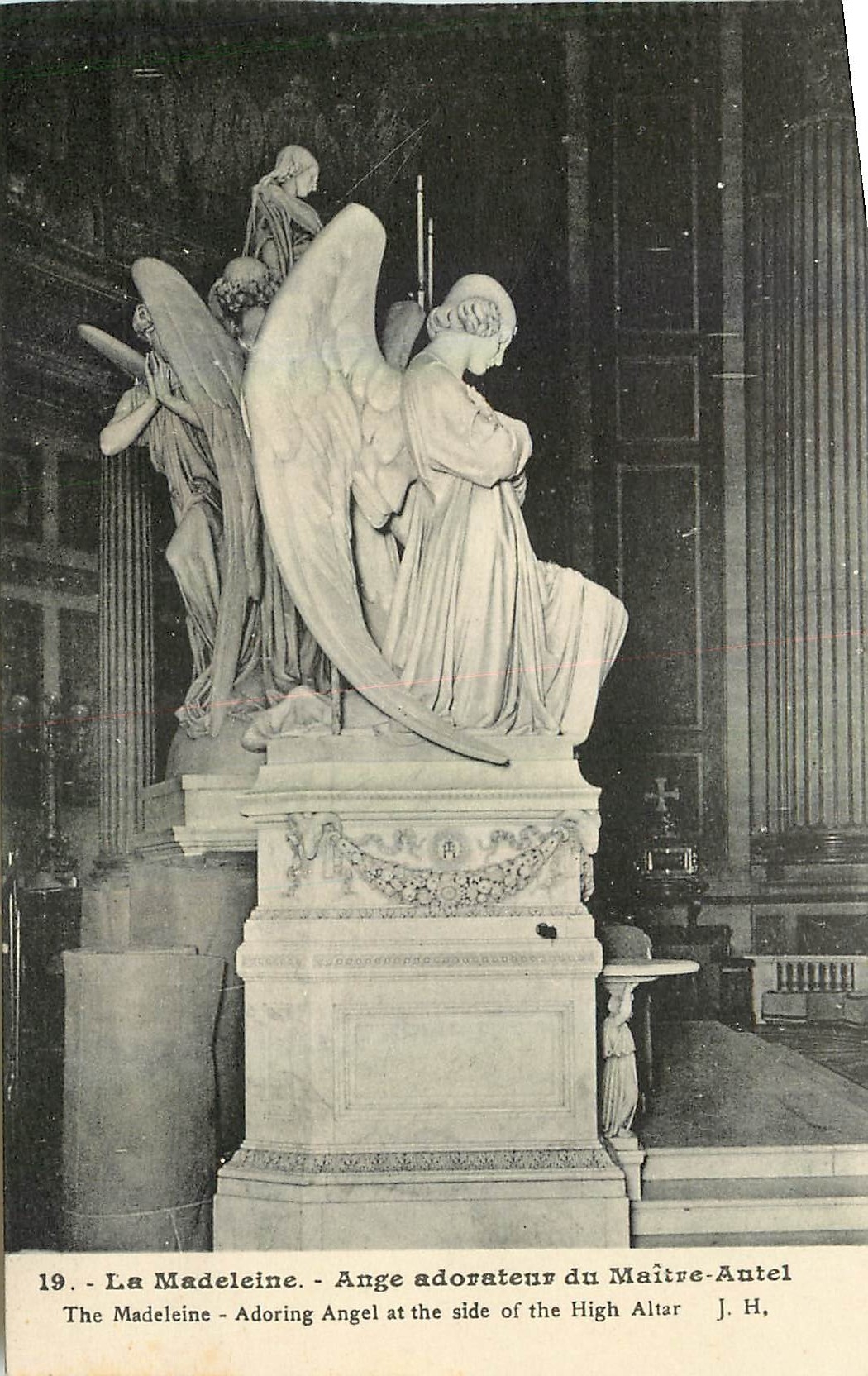 CPA La Madeleine Ange adorateur du Maitre Autel 